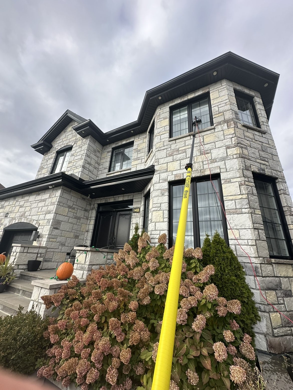 Lavage de fenêtres à l'eau déionisée — résultat sans trace